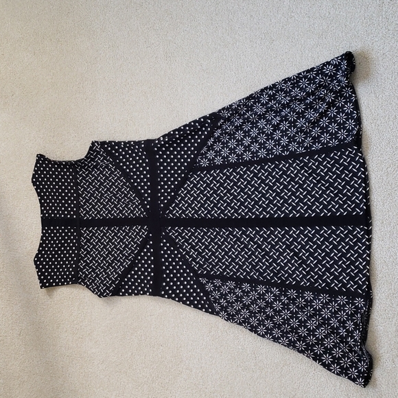 Taylor Geometric/Floral Print Jersey Dress. Size 10. - Picture 6 of 7